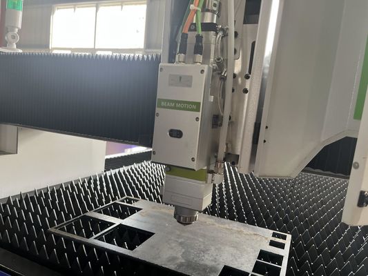 MAX/RAYCUS/IPG lasersnijmachine 1500x3000mm met CYPCUT-besturingssoftware en SMC-Japan drukverlagend klep